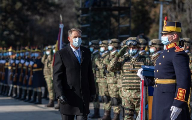 Ce mesaje au transmis politicienii de Mica Unire: Iohannis și Ciucă, înconjurați de militari la festivități fără public/ Barna, Cioloș și Ciolacu au transmis mesaje pe Facebook/ Simion a ținut agenda televiziunilor cu băile de mulțime din Iași