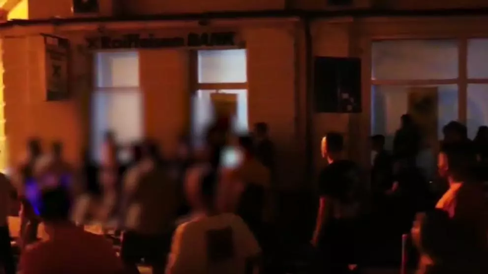 Bătaie cu pumni și picioare între zeci de elevi, în fața primăriei din Făgăraș! Poliția, depășită numeric