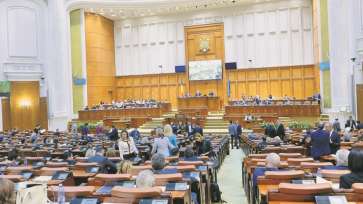 Angajații Parlamentului primesc spor de condiții vătămătoare