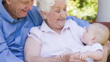 Bani de la stat pentru bunicii care au grijă de nepoți. Proiectul a fost adoptat de Senat