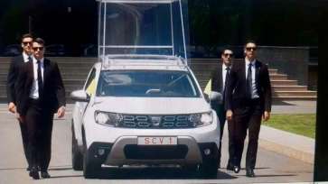 FOTO-VIDEO: PAPAMOBILUL Dacia Duster. Cum arată mașina cu care Papa Francisc va călători în România