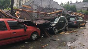 IGSU: Sute de arbori doborâţi, maşini avariate şi acoperişuri distruse, în urma vântului puternic