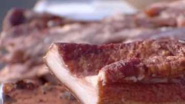 Mezelurile tradiţionale, scumpite cu peste 30% de Crăciun din cauza pestei porcine