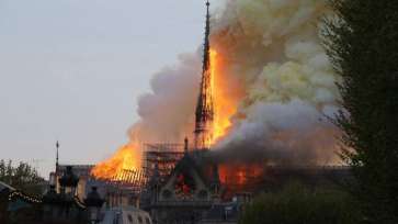 Miliardarii francezi sar în ajutor cu sume enorme după focul devastator de la Catedrala Notre Dame