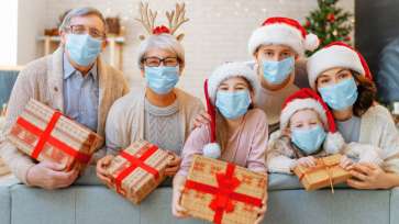 Recomandările Comisiei Europene pentru Crăciun și Revelion: Reuniuni restrânse cu mască de protecție în casă și fără colindat