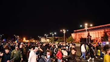LIVE VIDEO Proteste în Bucureşti şi în marile oraşe faţă de noile restricţii. În Capitală participă și sindicaliștii de la Metrou, la Constanța oamenii s-au rugat la catedrală