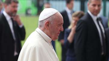 Papa Francisc a fost internat în spital și va fi operat