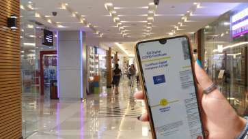 Românii ar putea avea acces la mall şi în supermarket-uri doar cu paşaportul Covid. Anunţul făcut de ministrul Sănătăţii