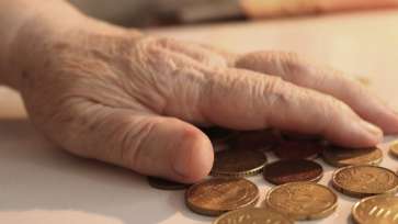 Guvernul a aprobat ajutorul pentru pensionarii cu venituri mici. Cum se va da cea de-a 13-a pensie