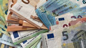 Specialiștii financiari din România anticipează o inflație de peste 8% și un curs de peste 5 lei/euro peste 12 luni