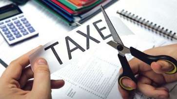 Măsuri fiscale discutate în Coaliție: Impozite pe proprietate mai mari, deduceri pentru salarii mici, creșterea TVA pentru HoReCa