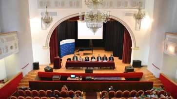 Cu masa pe scenă. Nicio propunere din partea celor 42 de inspectori școlari generali, veniți din toată țara la București să dezbată proiectul de lege a învățământului, nu a fost comunicată ...