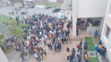 Protestele de la „Șincai” continuă • La prima oră, liceenii au ieșit în curtea colegiului