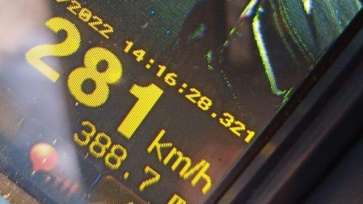 Proiect de lege: Șoferii care depășesc viteza cu peste 100 km/h față de limita admisă rămân fără permis pentru 180 de zile/ Certificatul de înmatriculare va fi reținut