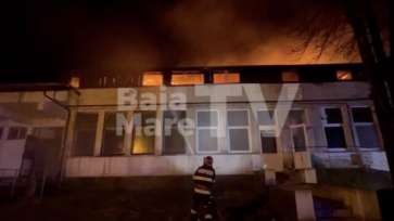 Baia Mare: Incendiu puternic la acoperişul unei clădiri care aparţine Colegiului Transilvania