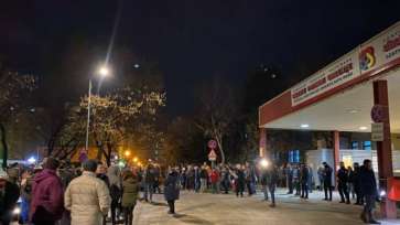 PRELUARE G4MEDIA.RO: Satu Mare: Sute de persoane au ieșit să protesteze în fața Spitalului Județean de Urgență, după moartea unei eleve de 15 ani