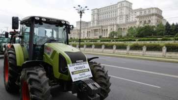 Protest al fermierilor, nemulţumiţi de banii primiți de la UE pentru daunele provocate pe piață de grâul ucrainean / Vehicule şi utilaje agricole se vor deplasa cu viteză redusă, în coloană, ...
