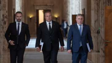 Premierul Ciucă a convocat ședință de guvern, duminică, în contextul în care a fost lansată o nouă propunere pentru sindicatele din educație / Ciucă e presat să soluționeze criza din educație, ...