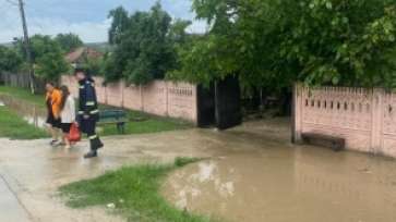 Pericol de inundații în mai multe zone din țară. Hidrologii au emis cod portocaliu și cod galben în zeci de județe