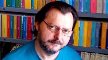 Scriitorul Daniel Iancu a fost reclamat de vecini pentru că are prea multe cărţi