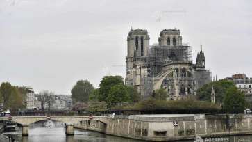 REPORTAJ/ Podurile de lângă Notre-Dame - spaţiu pentru transmisiuni în direct; primarul Parisului: Notre-Dame este o persoană vie