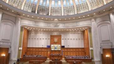 Sute de foști senatori și deputați primesc pensii speciale cuprinse între 2.000 și 12.000 de lei pe lună / După 35 de ani de muncă, un român ia jumătate din cât primește un fost parlamentar ...