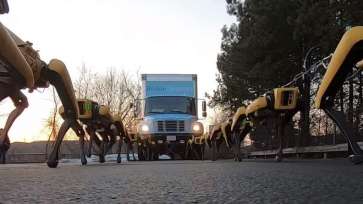 Un pluton de 10 roboţi a reușit să tracteze un camion, cu mișcări perfect sincronizate (Video)