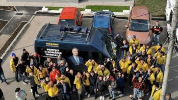 USR acuză PNL că încalcă legea: Campanie cu microbuz colantat pentru Klaus Iohannis